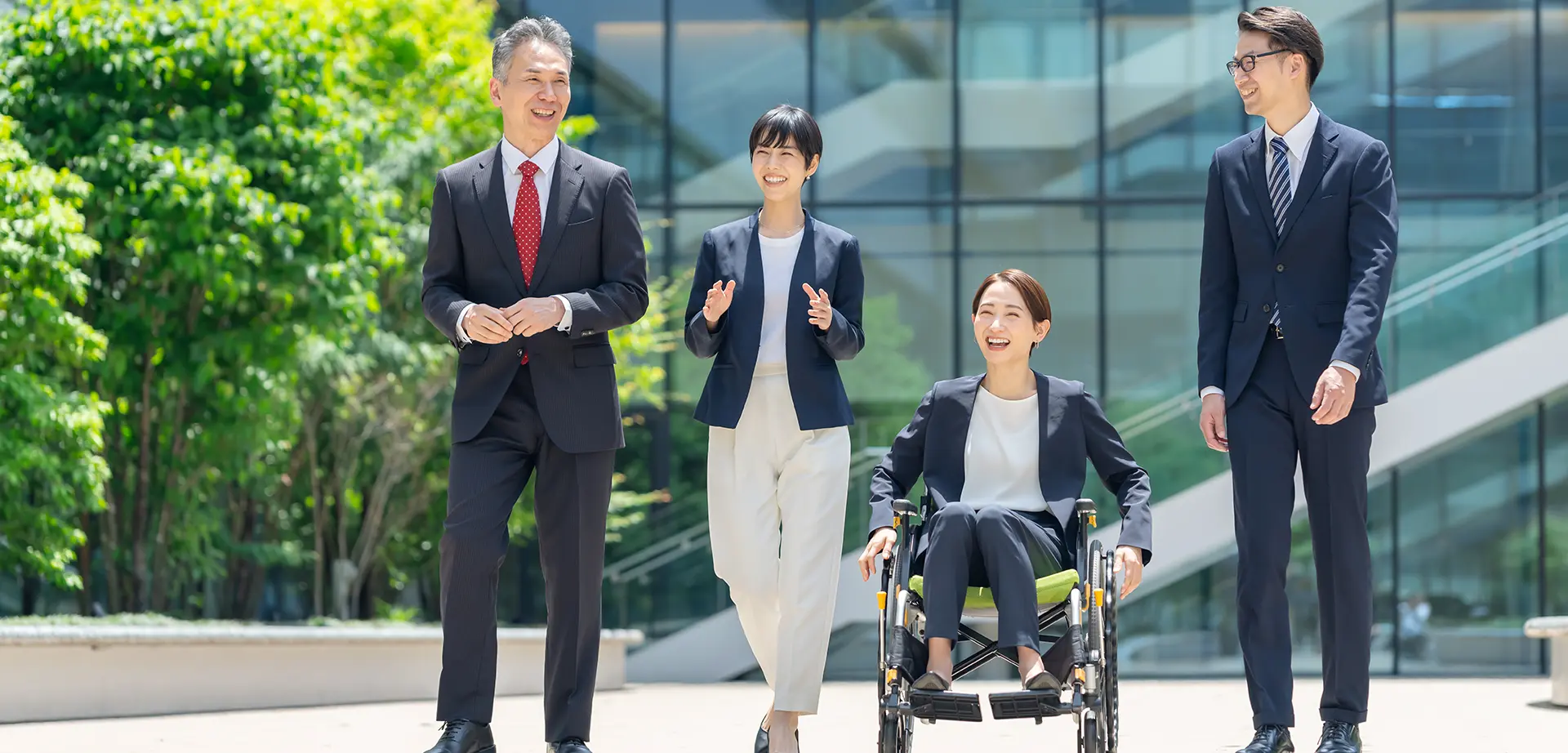 車椅子の女性とビジネスパーソン